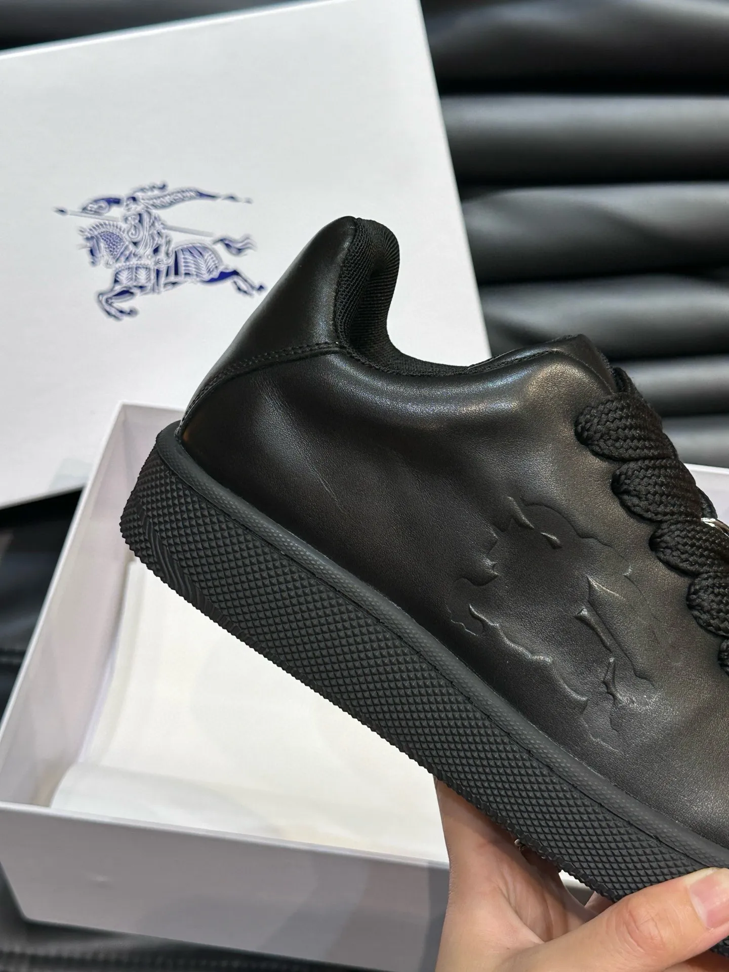 Factory price: 500💰Burberry Box series👫Thick-soled casual sports shoes for couples, cool sneakers and bread shoes, purchased and developed from the original version, the top version of the Box series sports shoes, made of original plaid/knitted fabric, embellished with embossed Equestrian Knight logo (EKD). Made of mesh lining, the laces are decorated with metal coils, the rubber sole is decorated with the Burberry letter logo, and the original molded 3.5CM two-color T men's shoe 💰U outsole! Code number: 35-45 (35-45 customized)